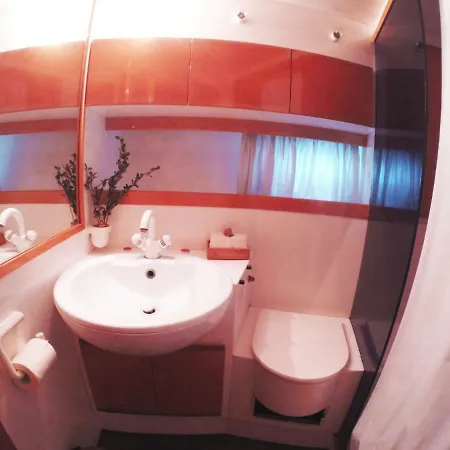 Botel Yacht 3*